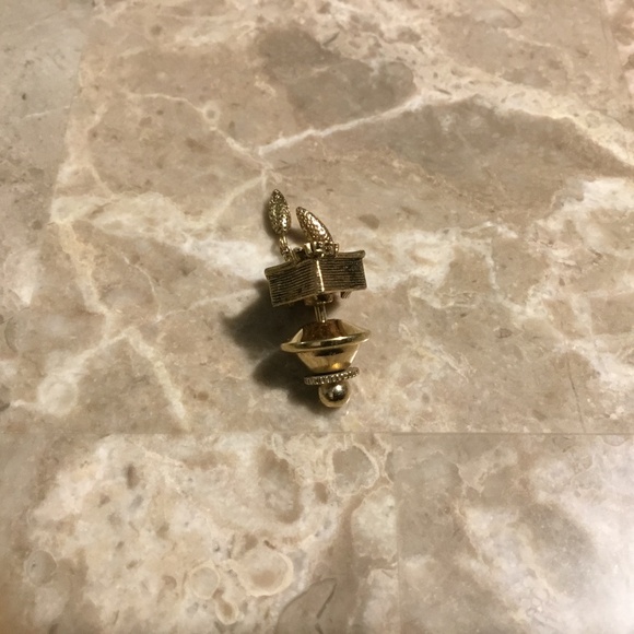 Avon Vintage 1981 Cuckoo Clock Gold Tone Lapel Pin/Tie Tack - Picture 3 of 9